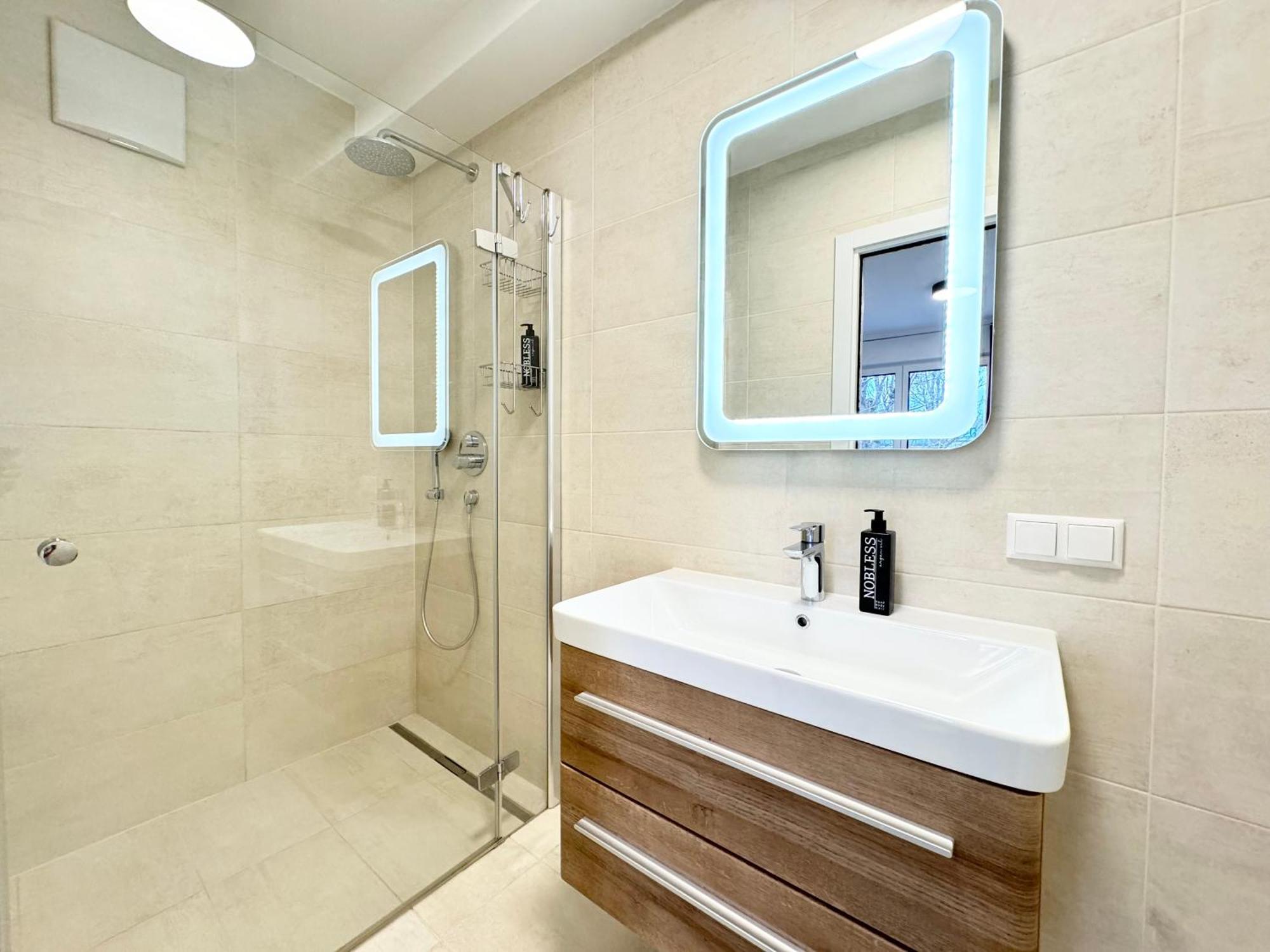 וינה Wohnung Mit Terrasse + Parkplatz מראה חיצוני תמונה